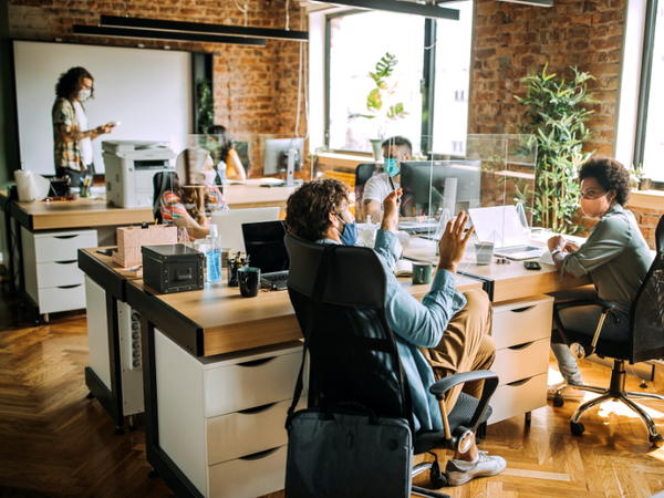 Challenges of Hot Desking (And How to Solve Them)
